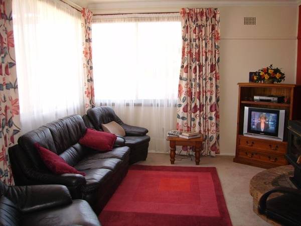 BERRIDALE FAMILY HOME! Picture 2