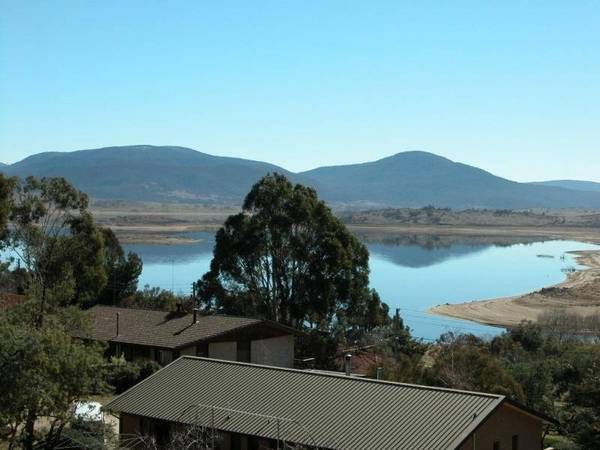 Large Vacant block with Fabulous Lake & Mountain Views Picture 1