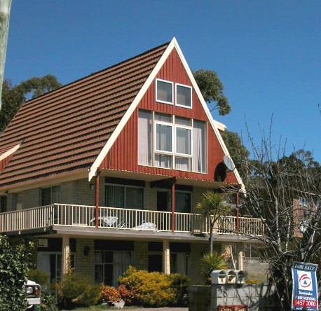 Spacious Cedar House Picture 2