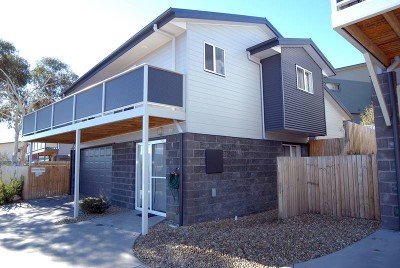 FREE STANDING, PET FRIENDLY TOWNHOUSE! Picture