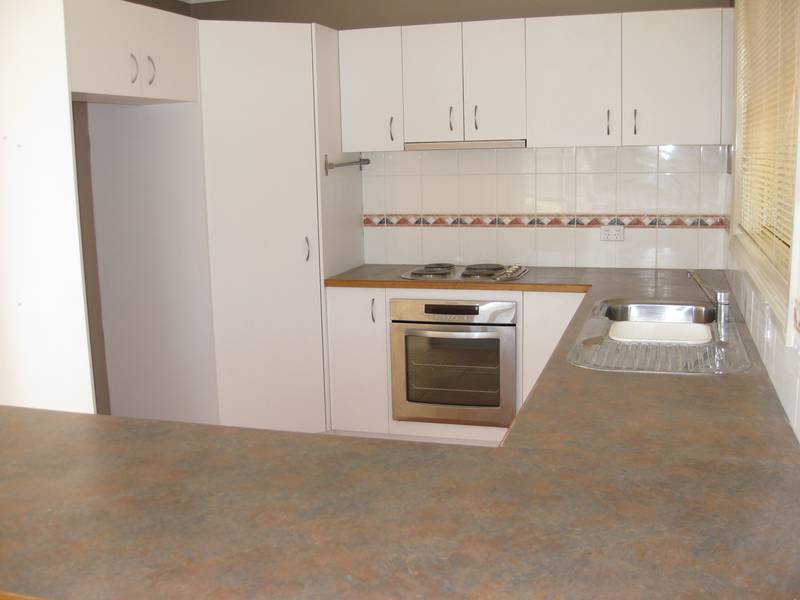 Single level Duplex with Lock up Garage & Lake Views Picture 2