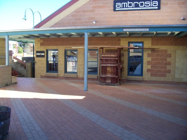 Licensed Jindabyne Restaurant Picture 1