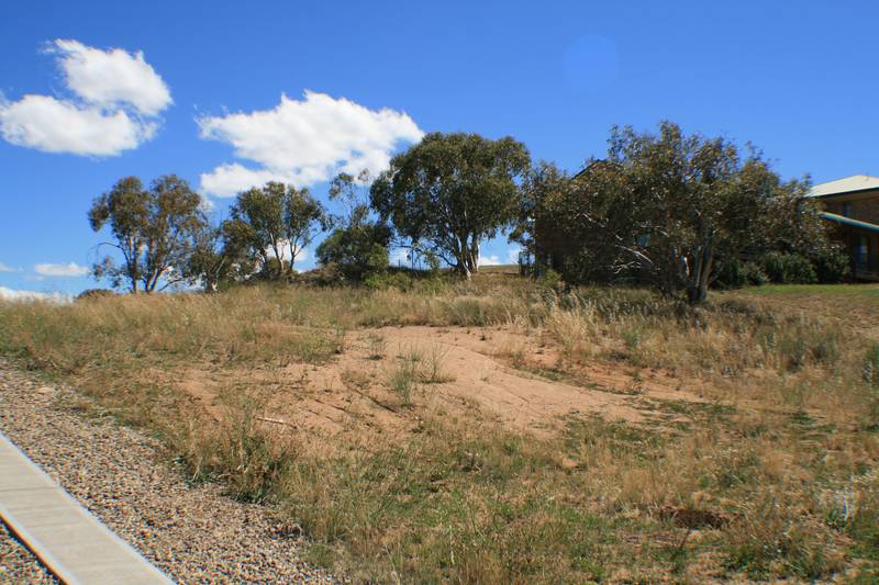 VACANT LAND WITH DUAL OCCUPANCY POTENTIAL! Picture 2