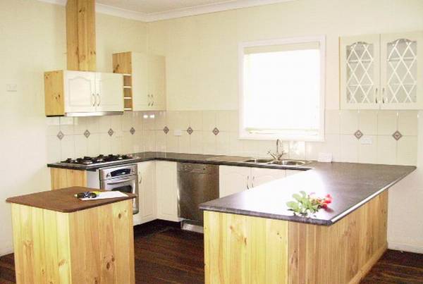 CLASSIC COUNTRY HOME - 12 MONTH RENTAL Picture 2