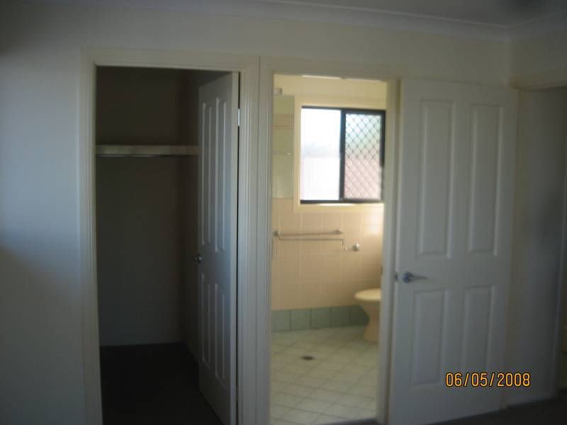 100 metres to the beach Picture 3