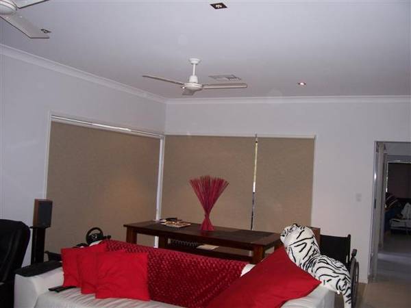 Fully maintained Spa and yard! Picture 3