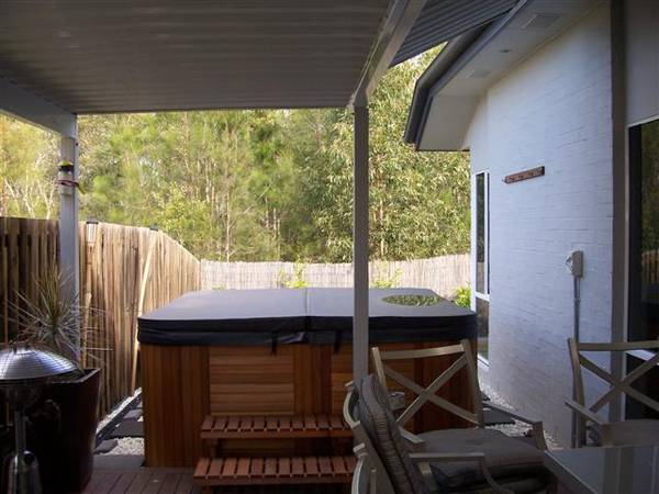 Fully maintained Spa and yard! Picture 2