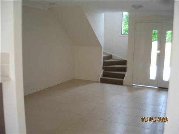 NEAR NEW Townhouses AVAILABLE NOW! Picture 3