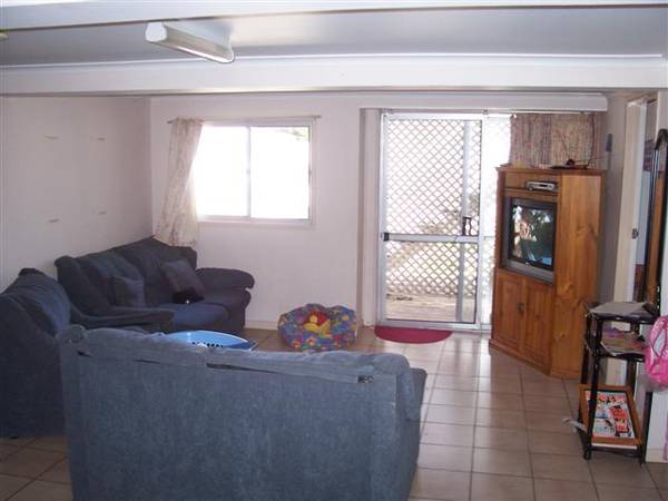 Lots of Extras Here - Kippa Ring Picture 3