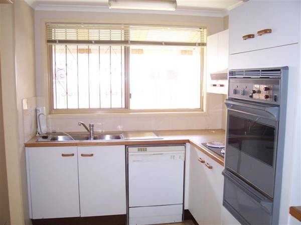 Walk to water, shops etc!!!! Picture 2