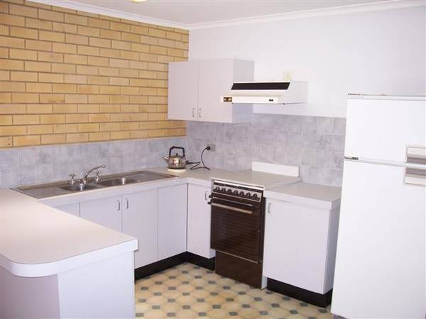 Immaculate Unit - 100m to Suttons Beach Picture 3