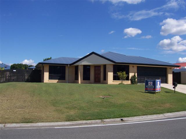 Huge
Family Home on 1000m2 Picture 1