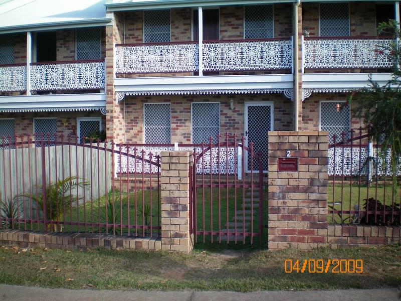 COURTYARD MAINTENANCE INCLUDED ! Picture 1