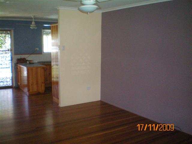 FAMILY HOME CLOSE TO EVERYTHING ! Picture 3