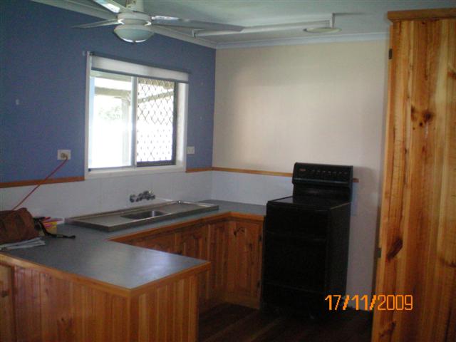 FAMILY HOME CLOSE TO EVERYTHING ! Picture 2