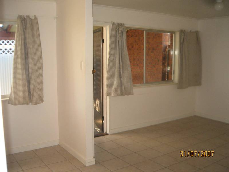 Low set brick cottage Picture 3