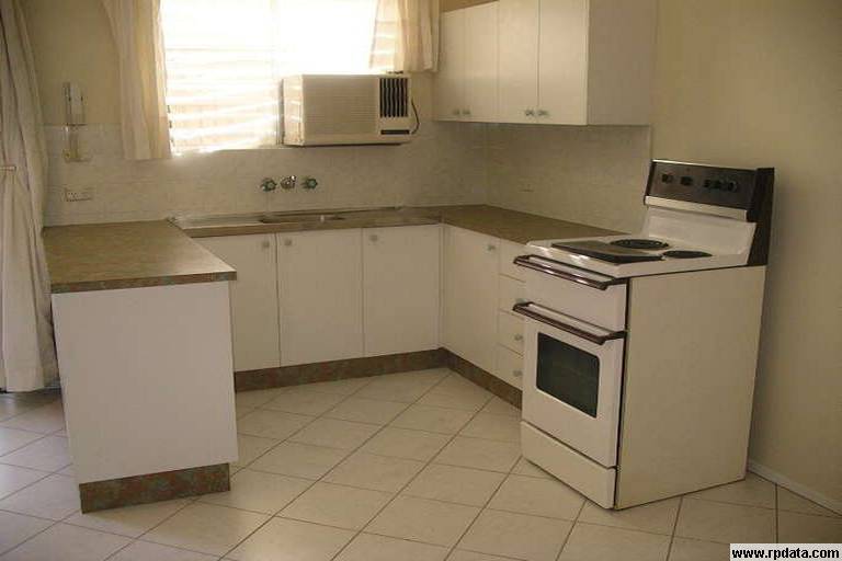 Close to shops Picture 1