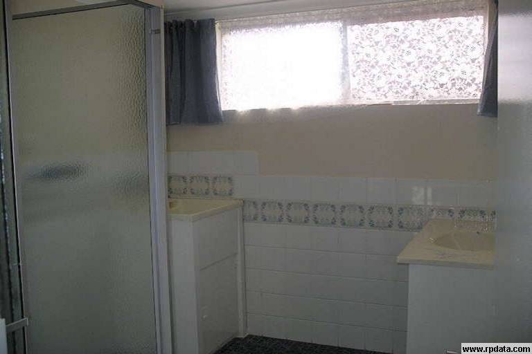 Close to shops Picture 2