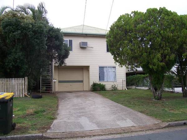 Woody Point Waterfront One Street Away Picture 2