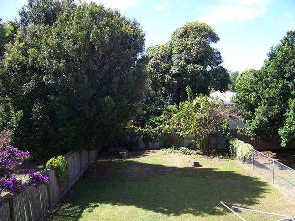 Woody Point Waterfront One Street Away Picture 3