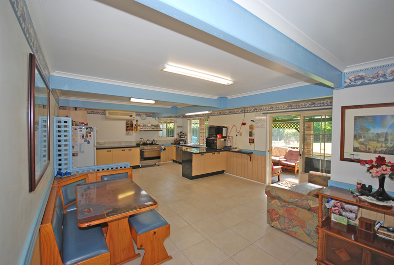 MAGNIFICENT CAPE COD STYLE Picture 2