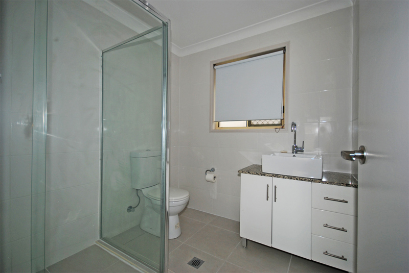 MODERN ENTERTAINER WITH POOL Picture 3