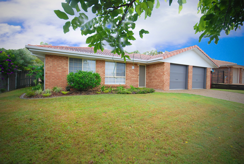 MODERN ENTERTAINER WITH POOL Picture 1