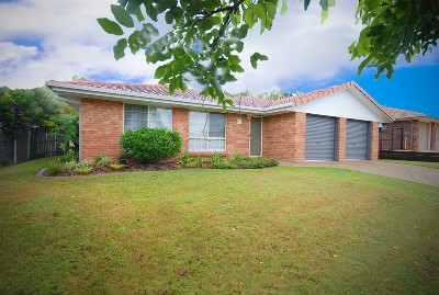 MODERN ENTERTAINER WITH POOL Picture