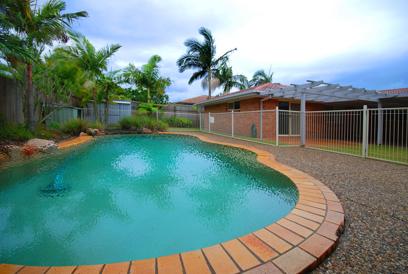 MODERN ENTERTAINER WITH POOL Picture 2