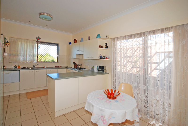 CLEVELAND DELIGHTFUL SPLIT LEVEL Picture 3