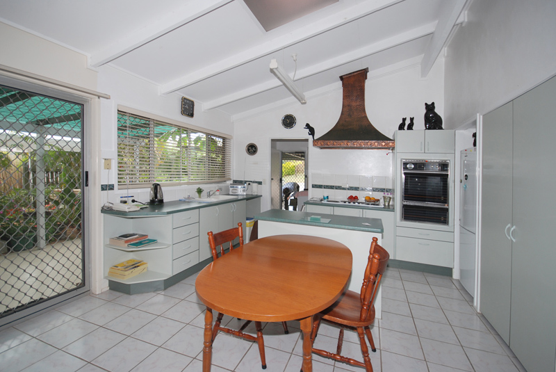 THORNLANDS ~ NEAT AS A PIN Picture 2