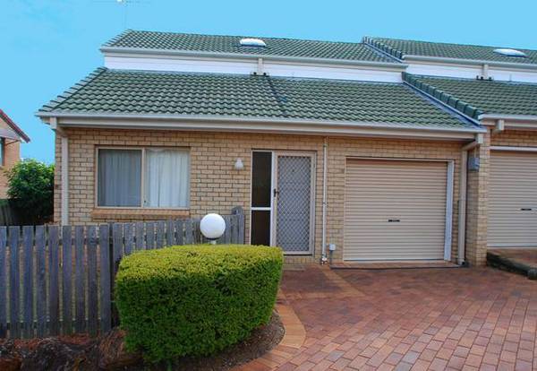 LARGE CLEVELAND TOWNHOUSE Picture 1