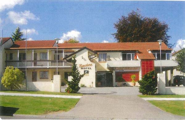 FAMILY MOTEL FOR LEASE CLOSE TO TOWN - $650,000 Picture 1