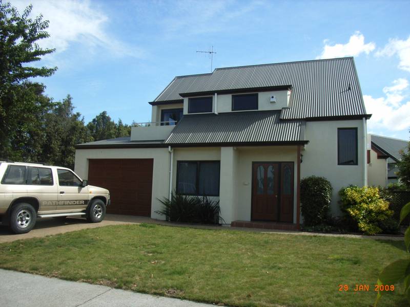 EXECUTIVE HOME REQUIRES EXECUTIVE TENANTS Picture 1