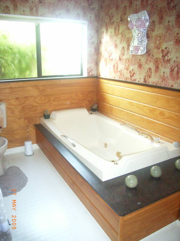 LIVE LIKE A KING IN KEMPTON Picture 2