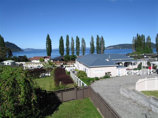 OLDER HOME WITH A SUPERB POSITION ABOVE THE MARINA - LOOKING OUT ACROSS THE BAY Picture 1