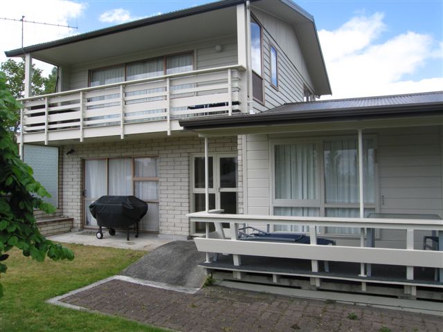 OLDER HOME WITH A SUPERB POSITION ABOVE THE MARINA - LOOKING OUT ACROSS THE BAY Picture 2