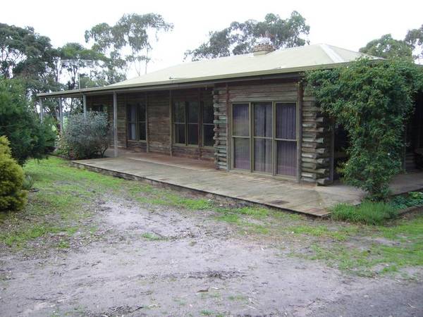 3 Bedroom House with Rural Aspect - 205 Oxley St Picture