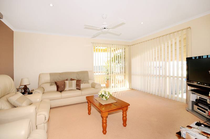NEAT AS A PIN WITH BAY VIEWS Picture 3