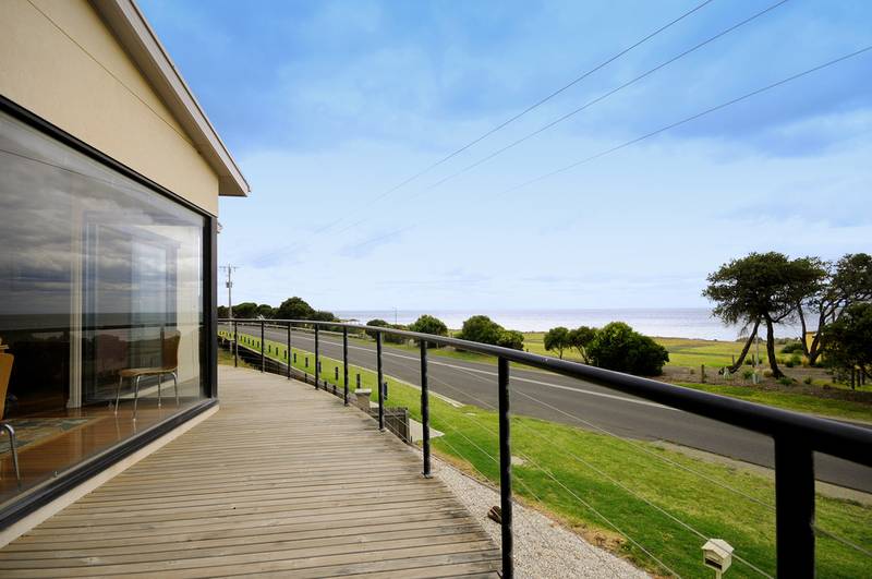 THE ESPLANADE WITH STUNNING BAY VIEWS Picture 3