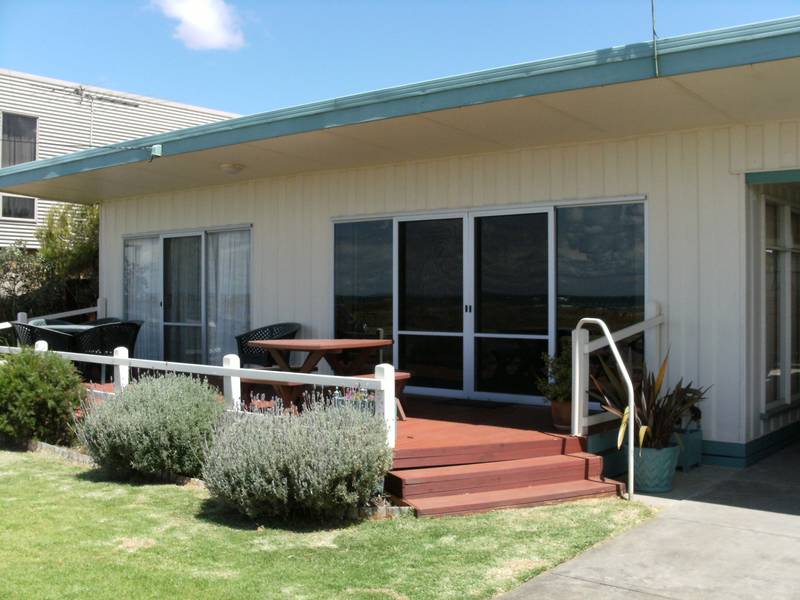 Three Bedrooms plus Sunroom on The Esplanade Picture 1