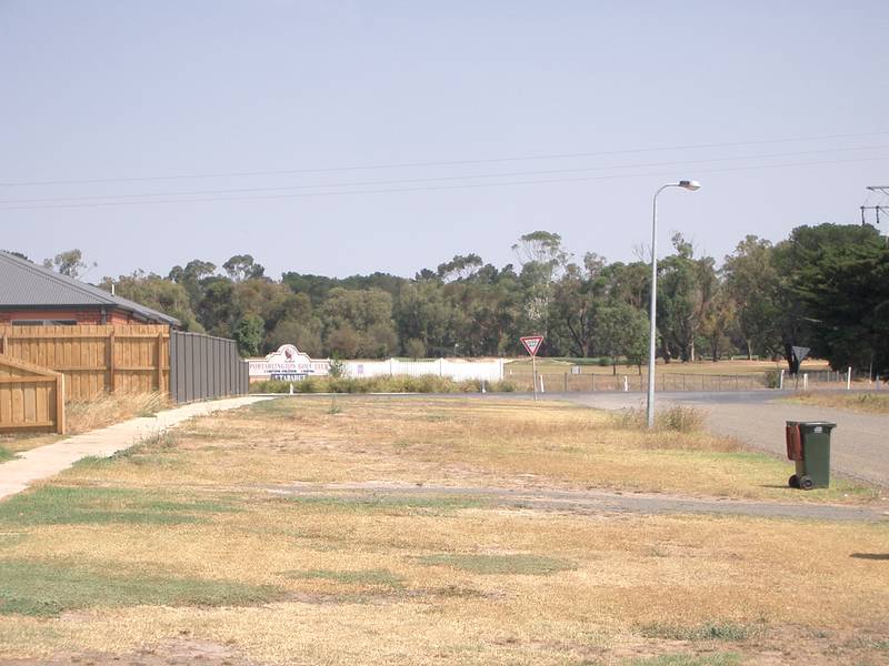WALK TO THE GOLF CLUB Picture 2