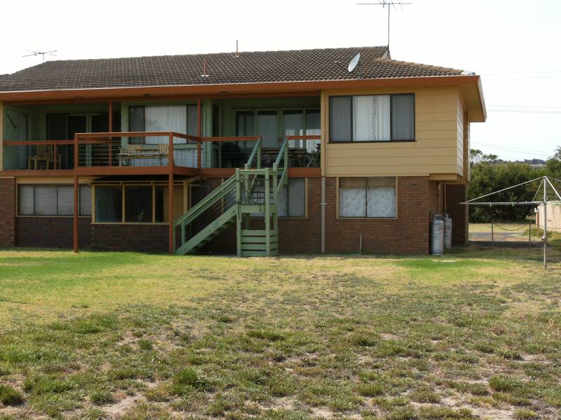 Two Bedroom flat in Ramblers Road Picture