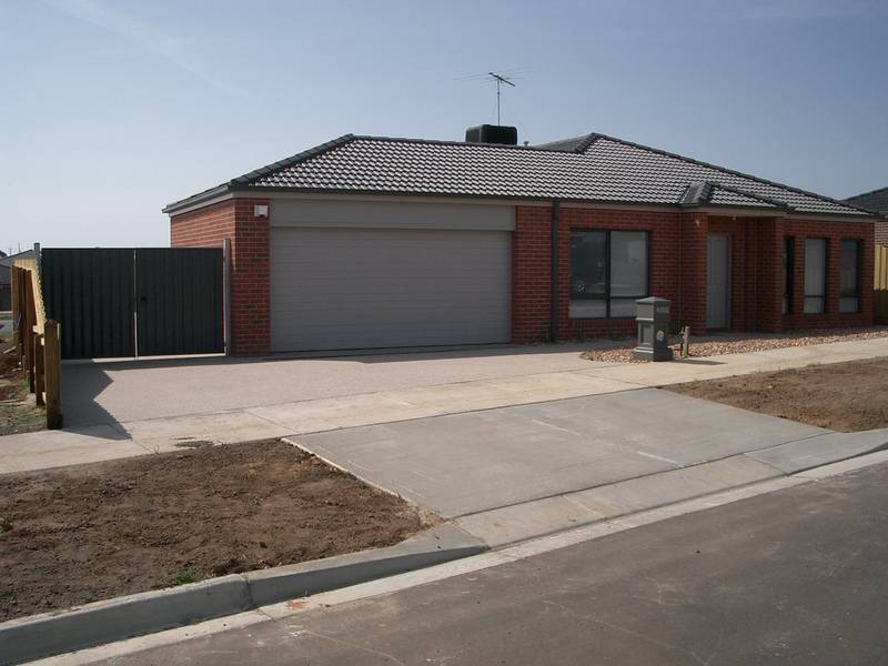 JUST MOVE IN! Picture 2