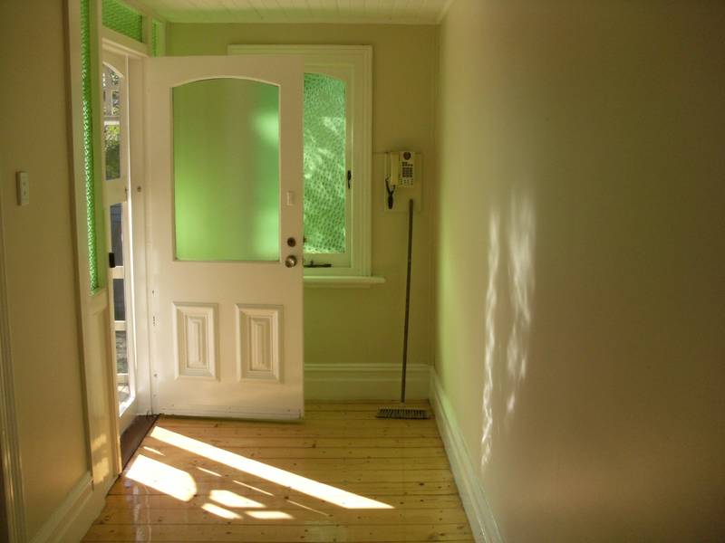 Renovated 3 Bedroom Victorian Home Picture 3