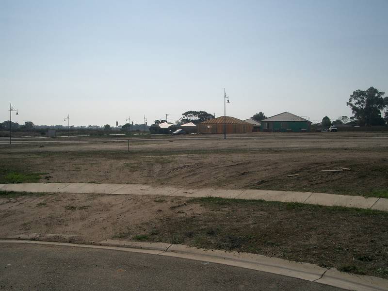 QUIET COURT; WALK TO THE BEACH Picture 3