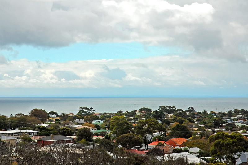 450 METRES TO THE TOWN CENTRE Picture 3