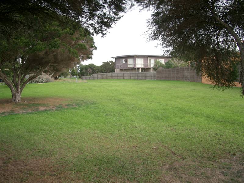MAKE AN OFFER NOW! Picture 3