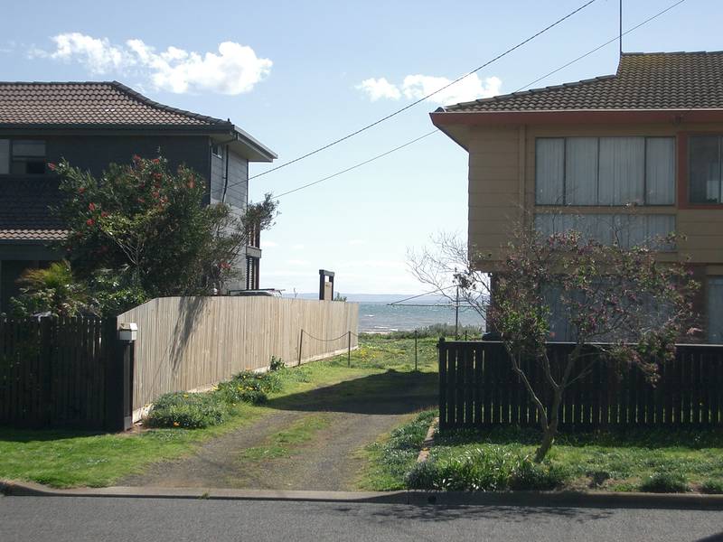 ACROSS THE ROAD TO THE BEACH Picture 3