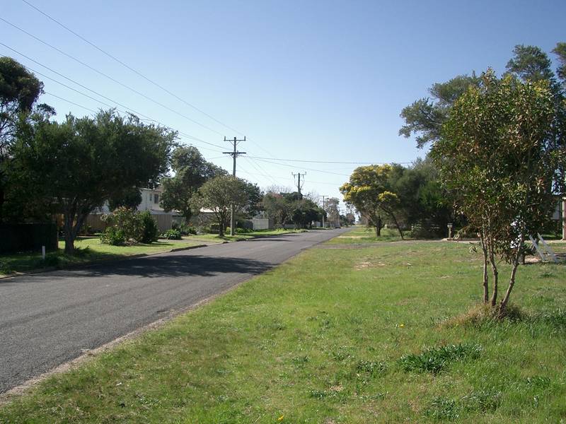 ACROSS THE ROAD TO THE BEACH Picture 2